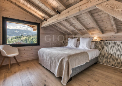 Chambre lit double sous toit décoration raffinée