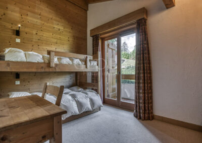 Double bed room with mountain view and desk